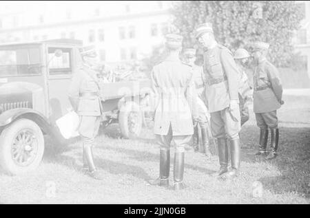 Versuchen Sie es mit Fahrradkleiden. Inspektion durch den Kavallerieinspektor General G. Gyllenstierna. Hier im Gespräch mit der Vorherrschaft. Henry Peyron K 3. Stockfoto