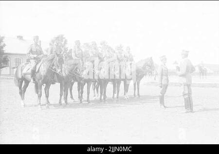 Inspektion Reiten des Kavallerieinspektors General G Gyllenstierna. Abteilungsleiter Löjtn. Stig Roempke vor der Abteilung. Stockfoto