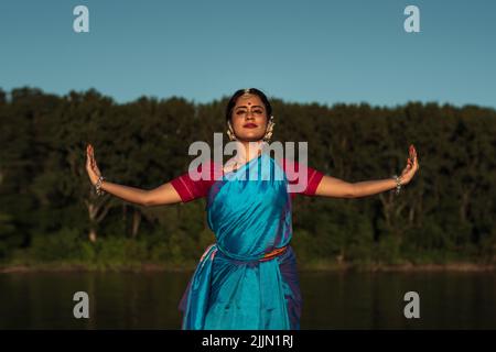 Mit den Veränderungen in Zeit und Raum entwickelt sich die Odissi-Tanzform weiter. Der Veranstaltungsort ändert sich und es gibt keine Einschränkungen in Tempeln Stockfoto