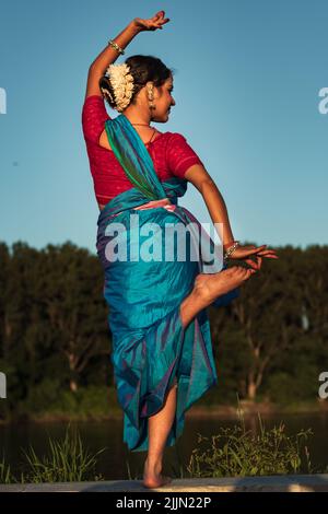 Mit den Veränderungen in Zeit und Raum entwickelt sich die Odissi-Tanzform weiter. Der Veranstaltungsort ändert sich und es gibt keine Einschränkungen in Tempeln Stockfoto