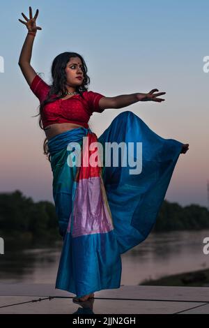 Mit den Veränderungen in Zeit und Raum entwickelt sich die Odissi-Tanzform weiter. Der Veranstaltungsort ändert sich und es gibt keine Einschränkungen in Tempeln Stockfoto
