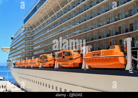 Kusadasi, Türkei - 2022. Mai: Reihe von Rettungsbooten auf der Seite des Kreuzfahrtschiffs Celebrity Reflection, das von Celebrity Cruises betrieben wird Stockfoto