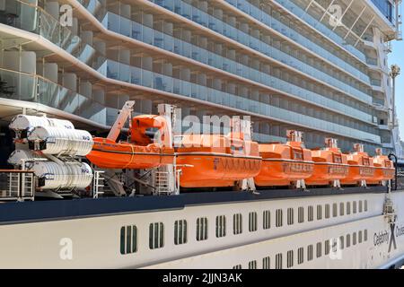 Kusadasi, Türkei - 2022. Mai: Reihe von Rettungsbooten auf der Seite des Kreuzfahrtschiffs Celebrity Reflection, das von Celebrity Cruises betrieben wird Stockfoto