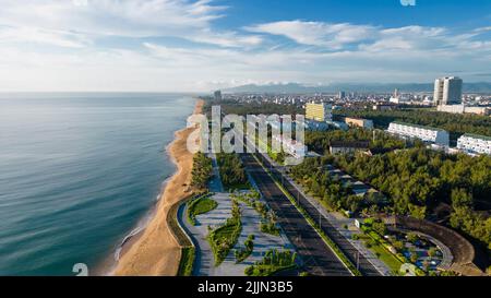 15. Juli 2022: Sonnenaufgang im Zentrum der Stadt Tuy Hoa, Provinz Phu Yen, Vietnam Stockfoto