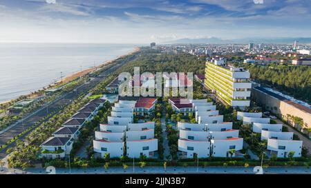 15. Juli 2022: Sonnenaufgang im Zentrum der Stadt Tuy Hoa, Provinz Phu Yen, Vietnam Stockfoto