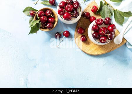 Panna Cotta mit süßem Kirschgelee auf einer Steinplatte, italienisches Dessert, hausgemachte Küche. Blick von oben. Speicherplatz kopieren. Stockfoto