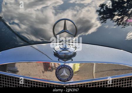 Eine Nahaufnahme des Mercedes benz Logos auf einer alten Motorhaube Stockfoto