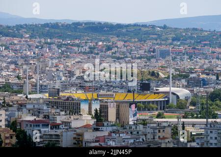 Gesamtansicht vom Trigonion-Turm mit Kaftanzoglio-Stadion, Εθνικό Καυτανζόγλειο Στάδιο, Thessaloniki, Mazedonien, Griechenland Stockfoto