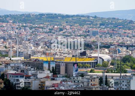 Gesamtansicht vom Trigonion-Turm mit Kaftanzoglio-Stadion, Εθνικό Καυτανζόγλειο Στάδιο, Thessaloniki, Mazedonien, Griechenland Stockfoto