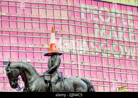 Glasgow, Schottland, Großbritannien 27.. Juli 2022. Die Statue des Prinzen albert, der Gemahlin der Königin victoria, auf dem george Square erhielt seine lokale Ehre in Form eines Verkehrskegels, der der weltberühmten Ikone der Stadt, der Statue des Herzogs von wellington vor der Galerie der modernen Kunst entspricht. Credit Gerard Ferry/Alamy Live News Stockfoto