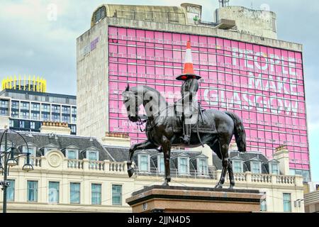 Glasgow, Schottland, Großbritannien 27.. Juli 2022. Die Statue des Prinzen albert, der Gemahlin der Königin victoria, auf dem george Square erhielt seine lokale Ehre in Form eines Verkehrskegels, der der weltberühmten Ikone der Stadt, der Statue des Herzogs von wellington vor der Galerie der modernen Kunst entspricht. Credit Gerard Ferry/Alamy Live News Stockfoto