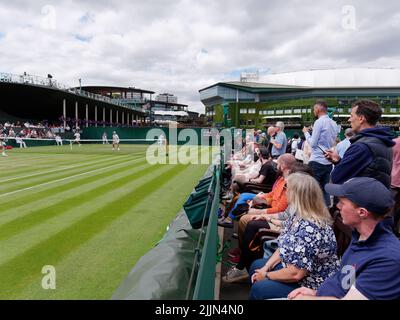 Wimbledon, Greater London, England, Juli 02 2022: Wimbledon Tennis Championship. Zuschauer sehen sich ein Tennisturnier an. Stockfoto