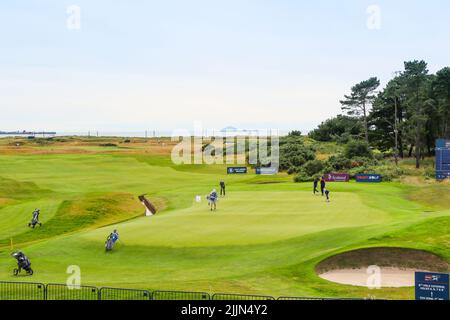 Irvine, Großbritannien. 27.. Juli 2022. Ein internationales Feld von 144 der weltbesten Golferinnen ist auf dem Dundonald Links Golf Course in der Nähe von Irvine, Ayrshire, Schottland, Großbritannien, um am Wettbewerb Trust Women's Scottish Open Golf teilzunehmen. Der Wettbewerb hat einen Geldbeutel von $2.000.000 und der Gewinner erhält 300.000 US-Dollar. Blick entlang der Fairway 18. vom Clubhaus mit dem firth of clyde, ailsa craig und der Stadt troon in der Ferne. Kredit: Findlay/Alamy Live Nachrichten Stockfoto