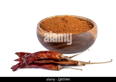 Getrocknete Paprikaschoten und gemahlener Pfeffer in einer Schüssel auf weißem Hintergrund. Speicherplatz kopieren. Stockfoto