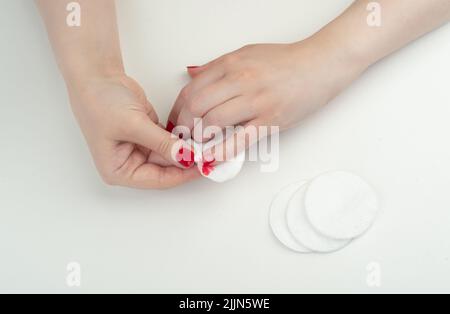 Nagellack mit einem Wattepad entfernen. Nagelpflege. Nahaufnahme. Stockfoto