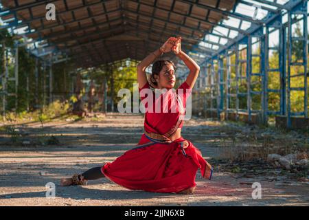 Mit den Veränderungen in Zeit und Raum entwickelt sich die Odissi-Tanzform weiter. Der Veranstaltungsort ändert sich und es gibt keine Einschränkungen in Tempeln Stockfoto