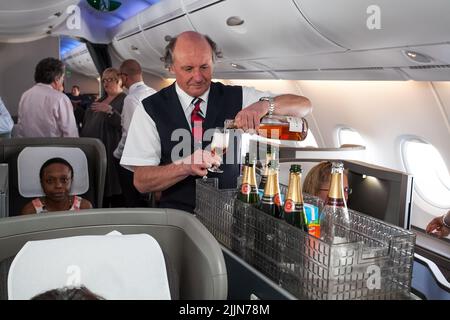 Das Kabinenpersonal an Bord der British Airways A380 in Johannesburg, Südafrika Stockfoto