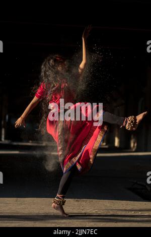 Mit den Veränderungen in Zeit und Raum entwickelt sich die Odissi-Tanzform weiter. Der Veranstaltungsort ändert sich und es gibt keine Einschränkungen in Tempeln Stockfoto