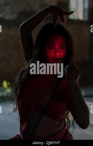 Mit den Veränderungen in Zeit und Raum entwickelt sich die Odissi-Tanzform weiter. Der Veranstaltungsort ändert sich und es gibt keine Einschränkungen in Tempeln Stockfoto