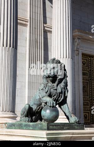 Bronzeskulptur des Löwen am Eingang des Abgeordnetenkongresses. Spanisches Parlament. Gebäude des Palacio de las Cortes. Madrid, Spanien Stockfoto