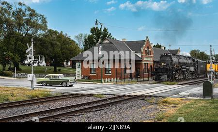 Eine wunderschöne Aufnahme des restaurierten Missouri Pacific Depot mit dem Union Pacific Big Boy gegen blauen Himmel an einem sonnigen Tag in Missouri, USA Stockfoto