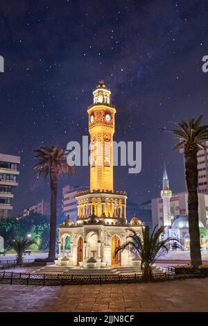 Eine vertikale Aufnahme des Uhrturms bei Nacht. Izmir Türkei Stockfoto