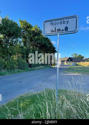 Nordby-Schild am Ortseingang, Samsoe, Jütland, Dänemark Stockfoto