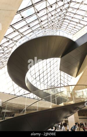 Der obere Teil der Glaspyramide und die Treppe in der Hauptlobby des Louvre Museums, Paris, Frankreich Stockfoto