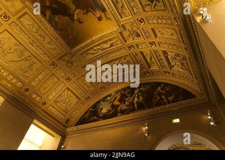 Die Dachgemälde und die Innenarchitektur des Louvre, Paris, Frankreich Stockfoto