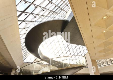 Der obere Teil der Glaspyramide und die Treppe in der Hauptlobby des Louvre Museums, Paris, Frankreich Stockfoto