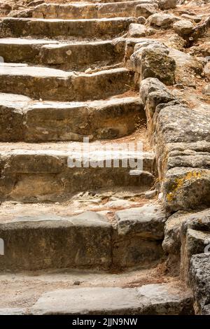 Nahaufnahme der Steintreppe oder Stufen an der antiken griechischen minoischen Stätte in knossos auf dem iseland von kreta, Steintreppen, Antike, alte Steintreppen Stockfoto