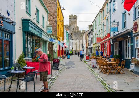 CAERNARFON, WALES - JULI 08: Blick auf die Straße in Caernarfon, einer königlichen Stadt, Gemeinde und Hafen in Gwynedd, Wales Stockfoto