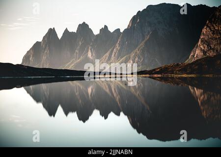 Eine malerische Aussicht auf die Devil's Teeth Berge vor blauem Himmel, Tungeneset, Okshornan, Senja, Norwegen Stockfoto