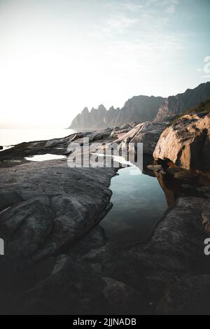 Eine malerische Aussicht auf Devil's Teeth Mountains, Tungeneset, Okshornan, Senja, Norwegen Stockfoto