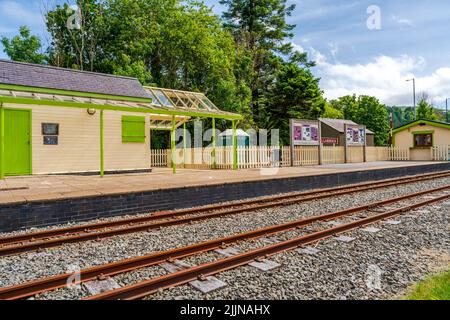 LLANBERIS, WALES - 08. JULI 2022: Die Llanberis Lake Railway ist eine Schmalspurbahn, die am nördlichen Ufer von Llyn Padarn in Nordwales verläuft. Stockfoto