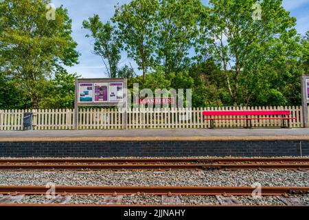 LLANBERIS, WALES - 08. JULI 2022: Die Llanberis Lake Railway ist eine Schmalspurbahn, die am nördlichen Ufer von Llyn Padarn in Nordwales verläuft. Stockfoto