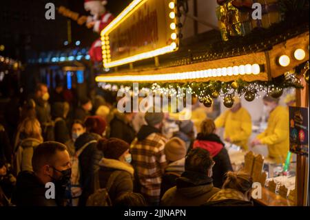 Die Menschen in Dortmund Weihnachtsmarkt 2021. Deutschland. Stockfoto