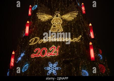 Der schöne Weihnachtsengel und andere Dekorationen auf dem Baum im Dortmunder Weihnachtsmarkt 2021. Stockfoto