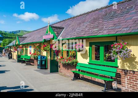 LLANBERIS, WALES, Großbritannien - 09. JULI 2022: Touristen warten am Bahnhof der Snowdon Mountain Railway auf einen Schmalspurzug mit Zahnstangenantrieb Stockfoto