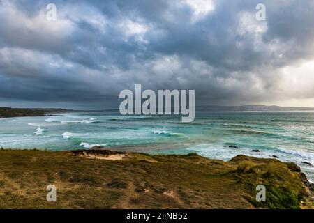 Blick auf St. Ives von Gwihian Beach, Hayle, Cornwall, Großbritannien, an einem stürmischen Sommerabend Stockfoto