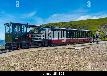 Snowdon Mountain Railway ist eine Schmalspurbahn mit Zahnstangenantrieb, die Touristen zum Gipfel des Mount Snowdon bringt Stockfoto