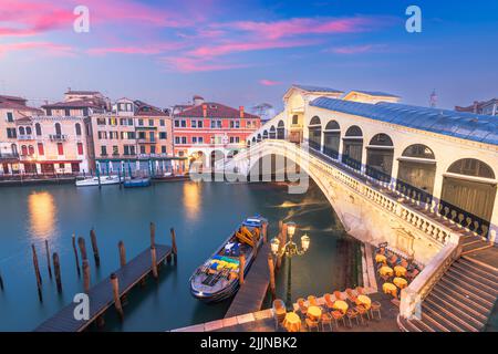 Venedig, Italien an der Rialtobrücke über den Canale Grande in der Dämmerung. (Sign reading in Italish 'No Mafia Venezia e Sacra' übersetzt in Englisch zu 'Nein Stockfoto
