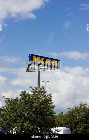 Ein vertikales sot von IKEA-Schild in Berlin, Waltersdorf, Deutschland auf wolkenverwaeltem Himmel Stockfoto