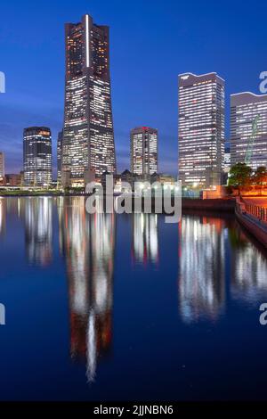 Yokohama, Japan Moderne Hochhauslandschaft in Minato-mirai bei Nacht. Stockfoto