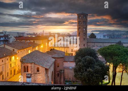 Ravenna, Italien Alte historische Skyline mit der Basilika Sant'Apollinare Nuovo Glockenturm. Stockfoto