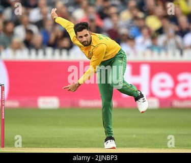 Bristol, Großbritannien. 27.. Juli 2022. Keshav Maharaj aus Südafrika eröffnet am 7/27/2022 die Bowling-Bahn in Bristol, Großbritannien. (Foto von Craig Thomas/News Images/Sipa USA) Quelle: SIPA USA/Alamy Live News Stockfoto