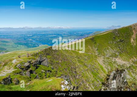 SNOWDON, WALES - 09. JULI 2022: Wanderer besteigen den Mount Snowdon, um den Gipfel zu erreichen. Snowdon ist der höchste Berg in Wales Stockfoto