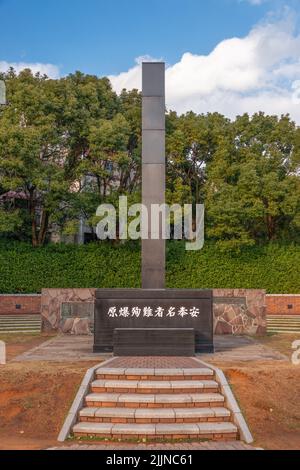 NAGASAKI - 9. DEZEMBER: Der Friedenspark Monolith 9. Dezember 2012 in Nagasaki, JP. Der Monolith markiert das Epizentrum des Atombombenanschlags vom 9. August 1 Stockfoto