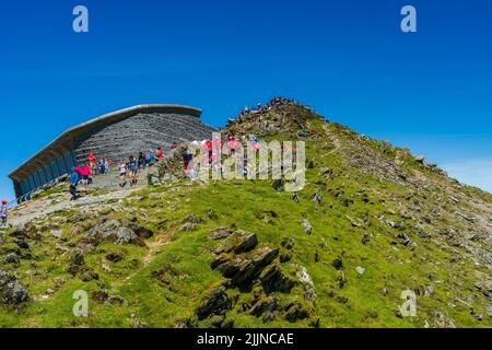 SNOWDON, WALES - 09. JULI 2022: Wanderer besteigen den Mount Snowdon, um den Gipfel zu erreichen. Snowdon ist der höchste Berg in Wales Stockfoto