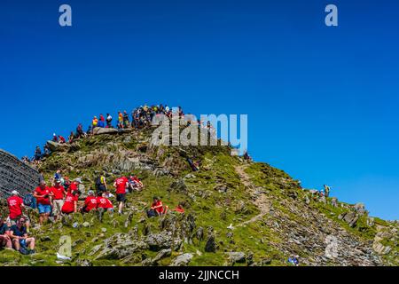 SNOWDON, WALES - 09. JULI 2022: Wanderer drängen den Gipfel des Mount Snowdon. Snowdon ist der höchste Berg in Wales Stockfoto